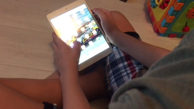 Copiii pot deveni ușor victime ale criminalității online. Cum îi putem proteja