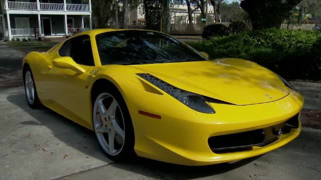 I-a lăsat cheile de la Ferrari valetului de la restaurant, care le-a dat unui hoţ