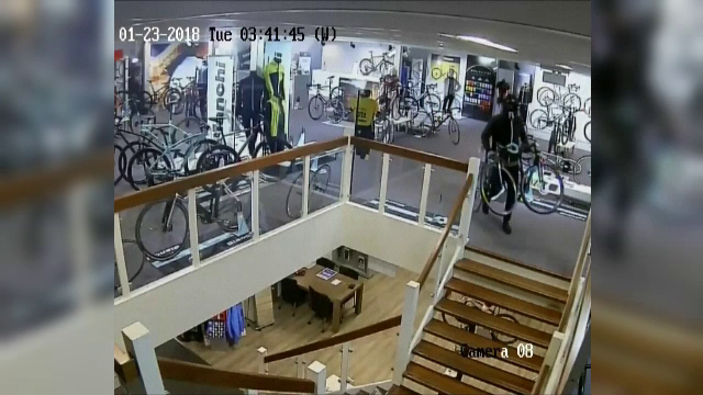 Hoţi căutați de poliție, după ce au furat în 3 minute biciclete de 100.000 de euro