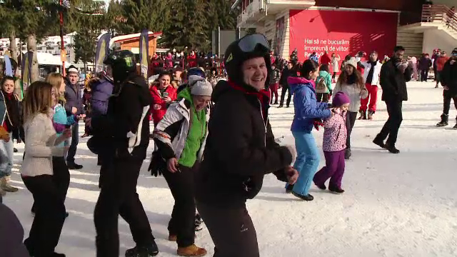 Mii de turiști au ales muntele în acest weekend. Un zbor cu parapanta costă 300 de lei