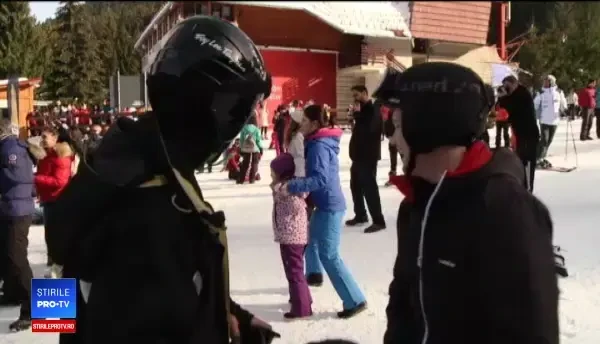 Mii de turiști au ales muntele în acest weekend. Un zbor cu parapanta costă 300 de lei