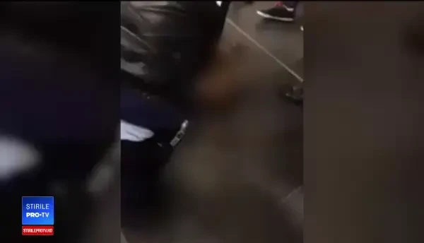 Femeie, reținută după ce a mușcat un polițist. Prietenii tinerei i-au înjurat pe agenți