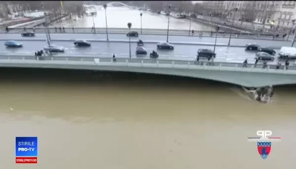 Apele Senei s-au revărsat peste șosele și cartiere și vor atinge cota de 6 metri