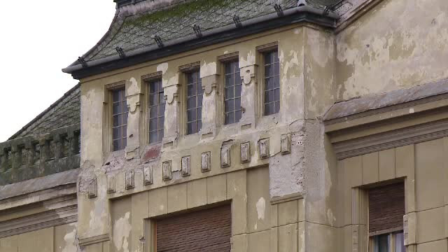 În viitoarea Capitală Europeană, clădirile stau să cadă peste pietoni