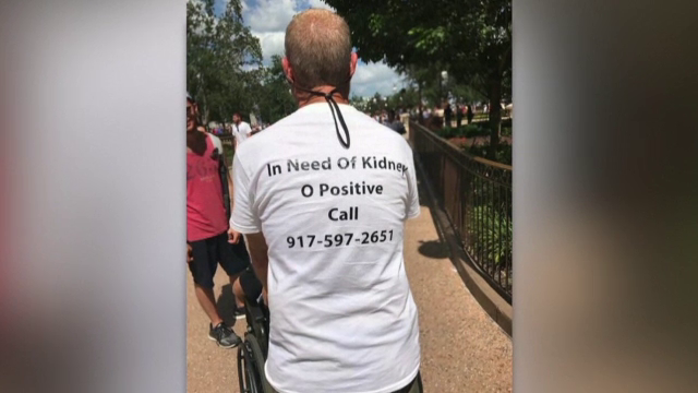 Un american, tatăl a cinci copii, a primit un transplat de rinichi grație unui tricou