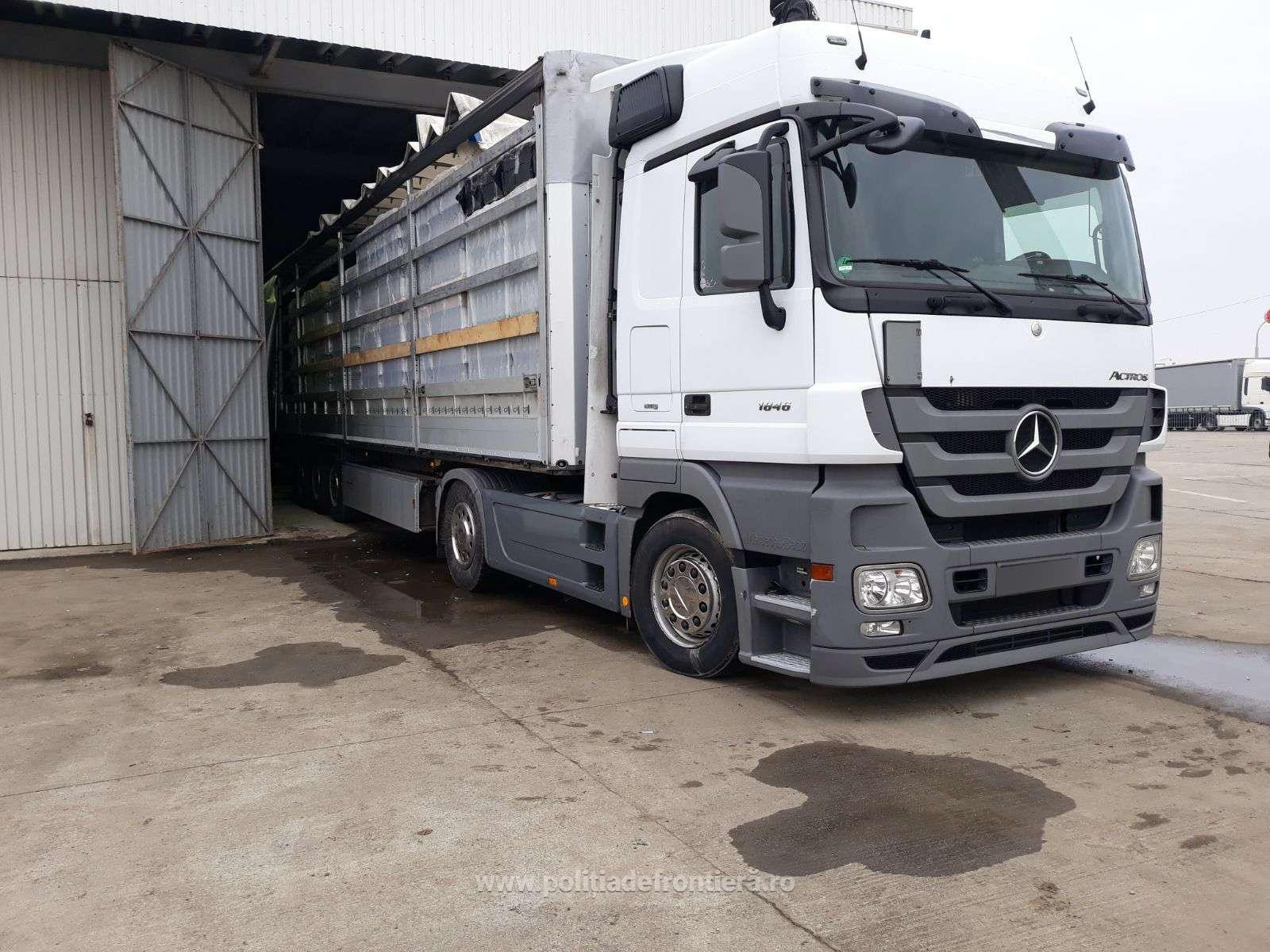 Mii de țigări, ascunse într-un TIR. Detaliul care a stârnit suspiciunea polițiștilor