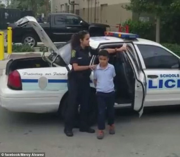 Copil de șapte ani, arestat sub ochii mamei lui. VIDEO