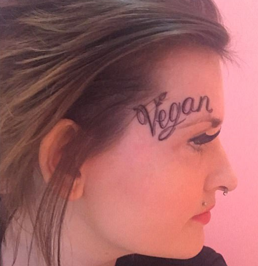 Femeie ironizată online după ce și-a tatuat pe față cuvântul "vegan"