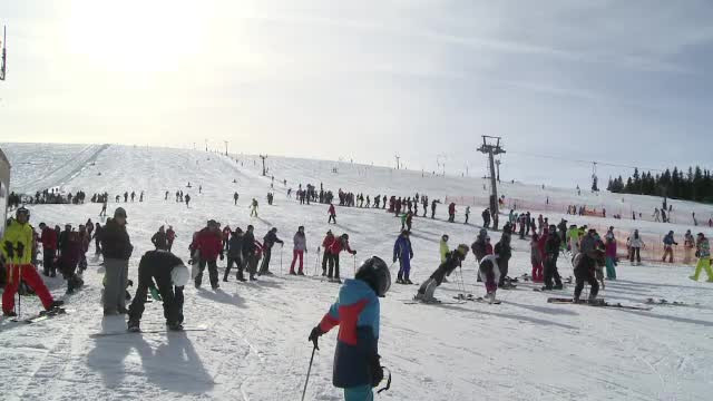 Cea mai modernă pârtie din România s-a deschis. Se va putea schia până în mai