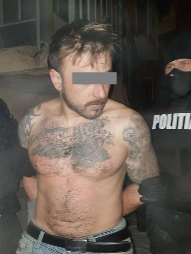 Arestat după ce a atacat poliţiştii cu un cuţit, apoi şi-a folosit familia drept scut uman