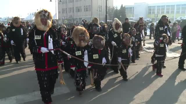 Obicei unic, în Agnita: Lolele au ieșit pe străzi pentru a alunga iarna