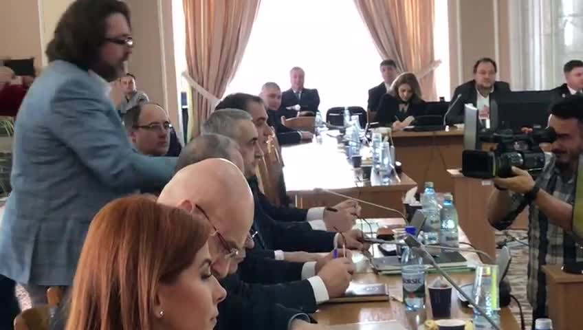 Ministrul propus al Educaţiei, întâmpinat la audieri de USR cu un manual de gramatică şi o panglică