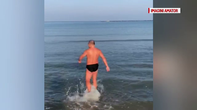 Un bucureștean a făcut baie în apa mării: „S-a mai încălzit”