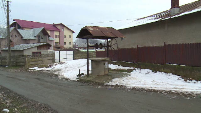 Femeie de 55 de ani salvată dintr-o fântână. Un vecin a auzit ţipetele de ajutor