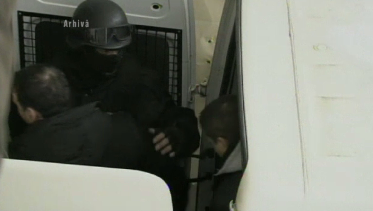 Unul dintre atacatorii polițistului din Iași a fost reținut. Filmul întregului incident