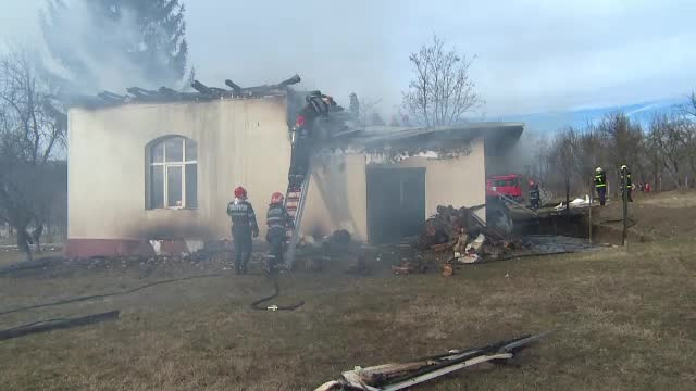 Școală din Gorj, distrusă de un incendiu. Clădirea fusese reabilitată recent