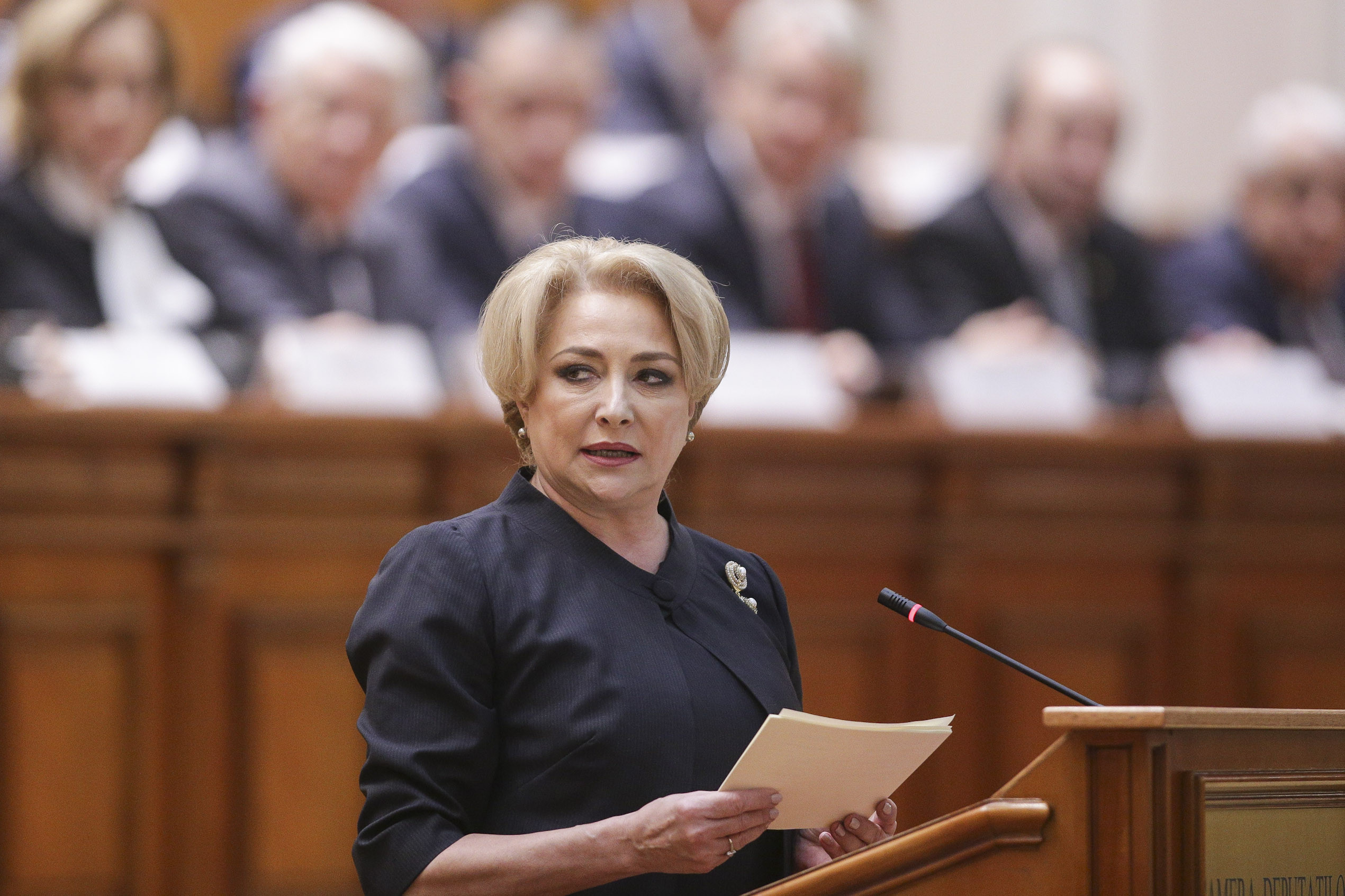Cabinetul Dăncilă, întâmpinat de protestatari după învestitură