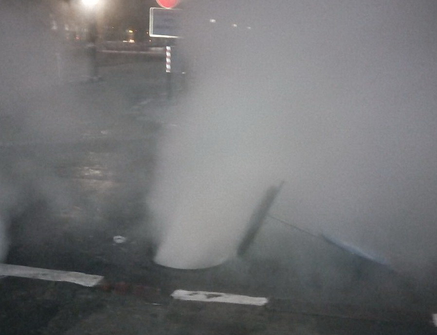 O conductă cu apă extrem de fierbinte a explodat în Capitală. Un muncitor a murit