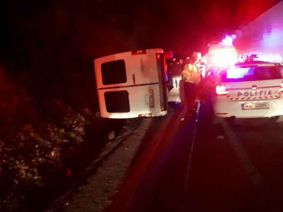 Un microbuz în care se aflau 11 pasageri s-a răsturnat. Starea victimelor