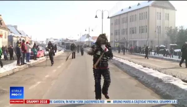 Obicei unic, în Agnita: Lolele au ieșit pe străzi pentru a alunga iarna