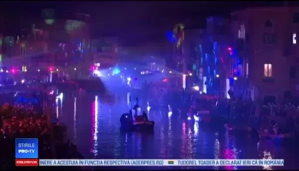 Carnavalul de la Veneția: Mii de oameni au admirat spectacolul nocturn