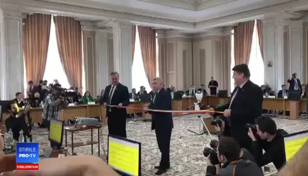 Parlamentari din opozitie au taiat o panglica in fata ministrului Educatiei Valentin Popa