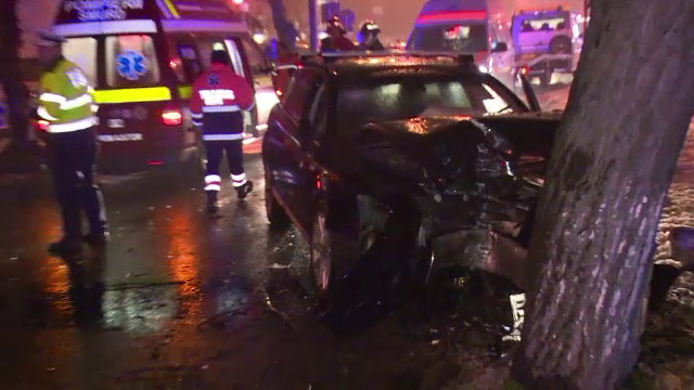 Tânăr lovit pe trecerea de pietoni. O altă mașină a intrat în copac, încercând să-l evite