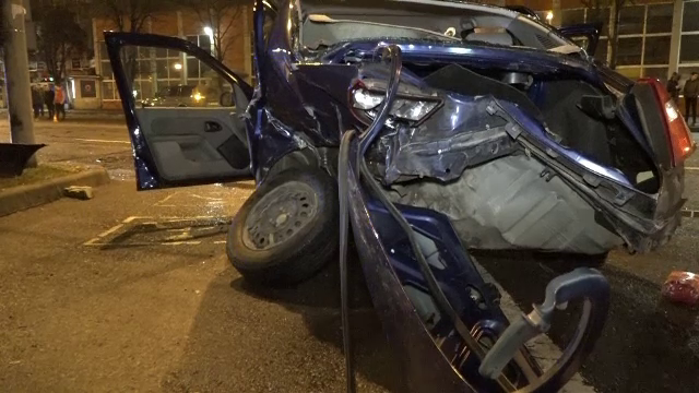 Patru persoane, la spital după ce un șofer a întors pe linie dublă continuă