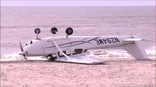 Un avion de mici dimensiuni s-a răsturnat după aterizare, pe o plajă din SUA