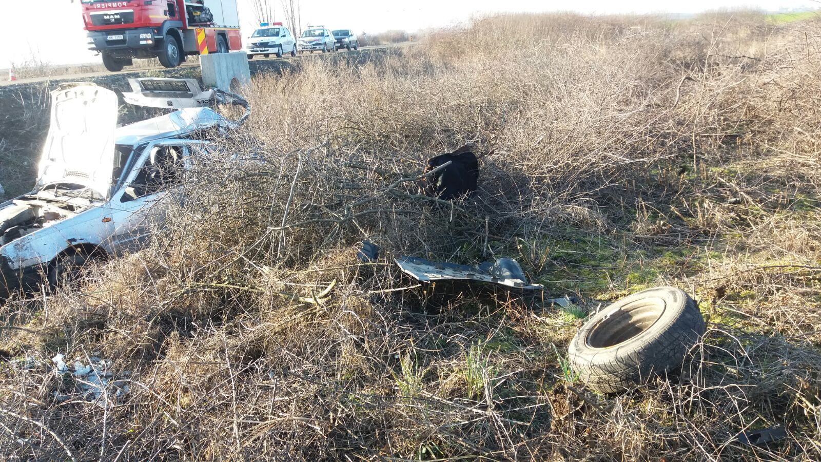 Accident grav. O femeie a ieșit prin parbriz, după ce mașina a fost lovită de tren