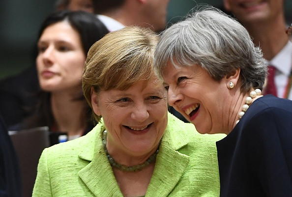 Angela Merkel "a ridiculizat-o" pe Theresa May la negocierile pentru Brexit