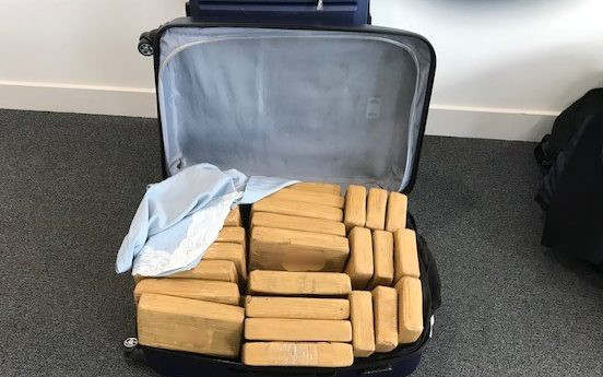 Captură imensă de droguri în UK. Cocaină de 50 de milioane de $, adusă din Columbia cu avionul
