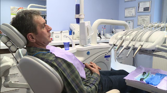 România, ţara extremelor. Adulți fără dinți în timp ce clinicile de lux prosperă