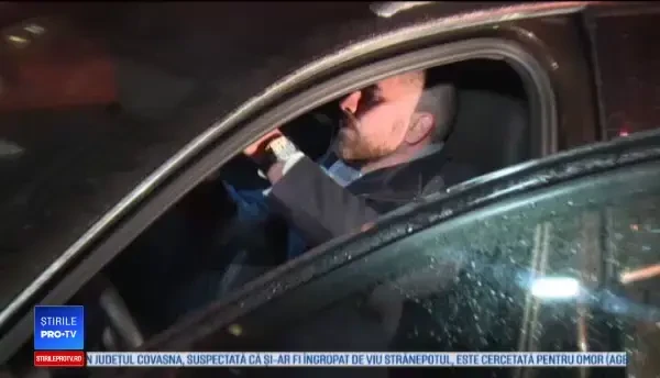 Tânăr lovit pe trecerea de pietoni. O altă mașină a intrat în copac, încercând să-l evite