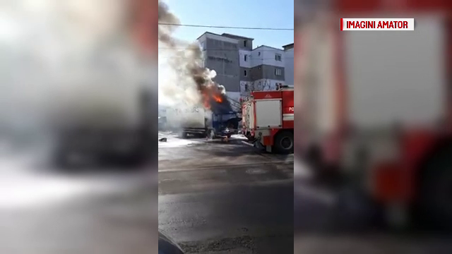 Un camion, cuprins de flăcări pe o stradă din Bacău