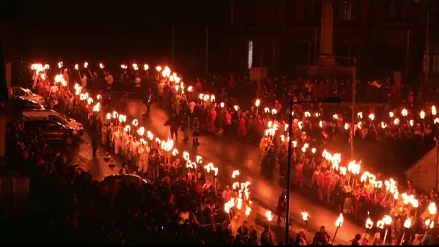 Festivalul vikingilor: Sute de persoane au mărșăluit cu torțe pe străzile din Scoției