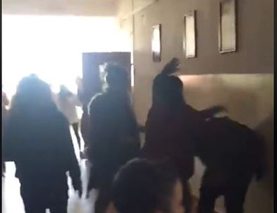 Elev bătut pe holul școlii de mamele unor colegi. Femeile au fost reținute