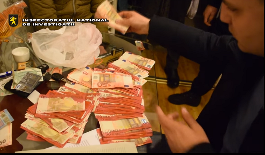Moldoveni arestaţi când spălau mii de euro în casă. De ce erau murdari banii