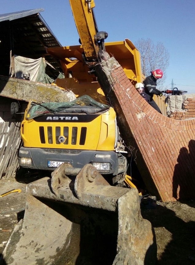 Un pod din Argeș, pe care trecea o autobasculantă, s-a prăbușit