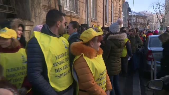 Peste 100 de profesori și părinți au protestat la Ministerul Educației. Ei se opun comasării unităților de învățământ