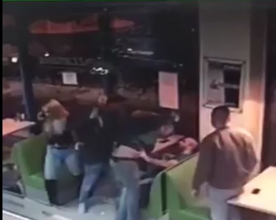 Bătaie cu pumni și picioare într-un restaurant din Bistrița-Năsăud. Unul dintre scandalagii este agent de pază