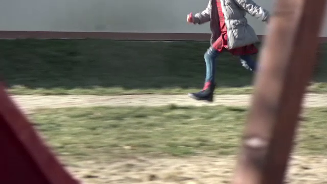 O fetiţă de doi ani a murit în curtea casei. Tragedia a cutremurat întreaga localitate