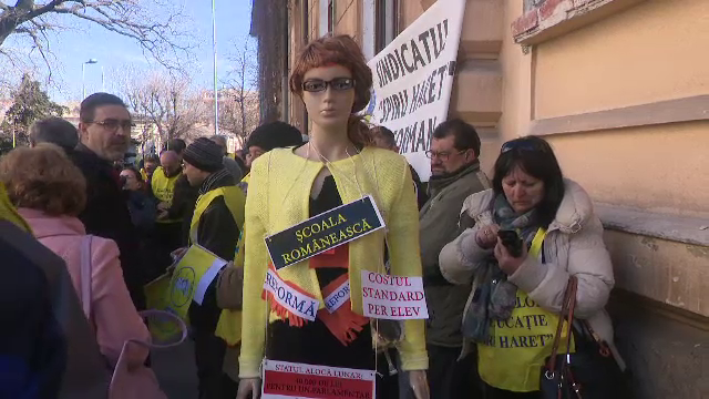 Valentin Popa, întâmpinat la muncă, în prima zi de ministru, cu un manechin cu perfuzii