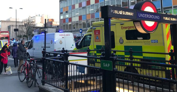 Femeie trasă sub metrou, după ce i-au fost prinse geanta și haina în ușă