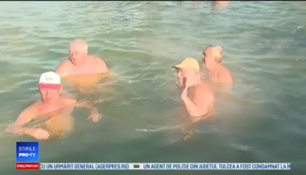 Ștrandul cu apă termală, locul preferat de întâlnire al pensionarilor