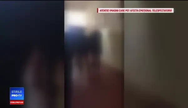 Elev bătut pe holul școlii de mamele unor colegi de clasă. VIDEO