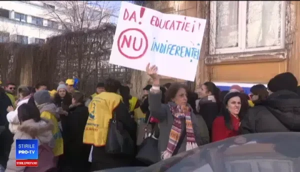 Valentin Popa, întâmpinat la muncă, în prima zi de ministru, cu un manechin cu perfuzii