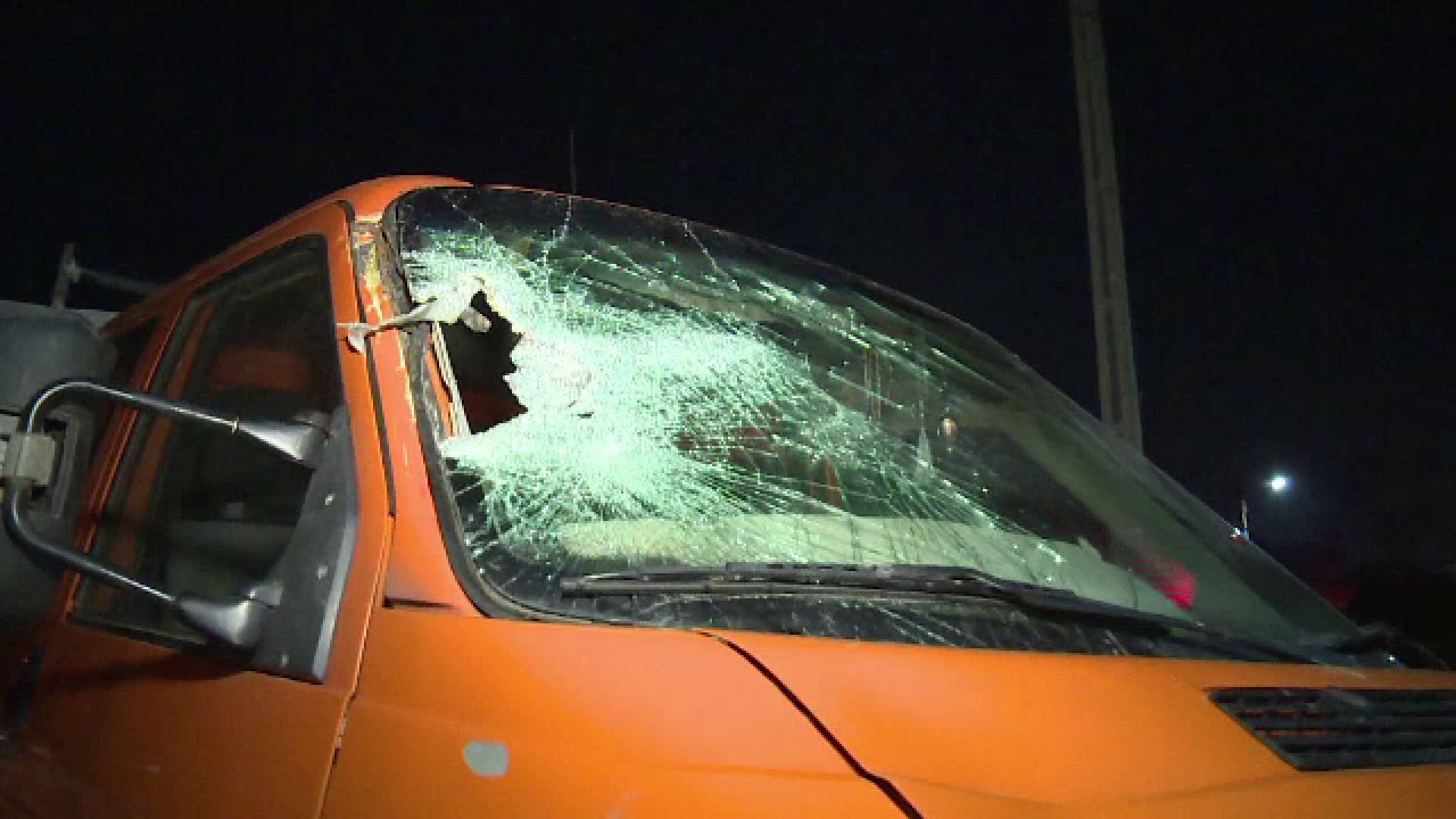 Bărbat lovit de o mașină, care l-a târât pe asfalt, la Bistrița Năsăud