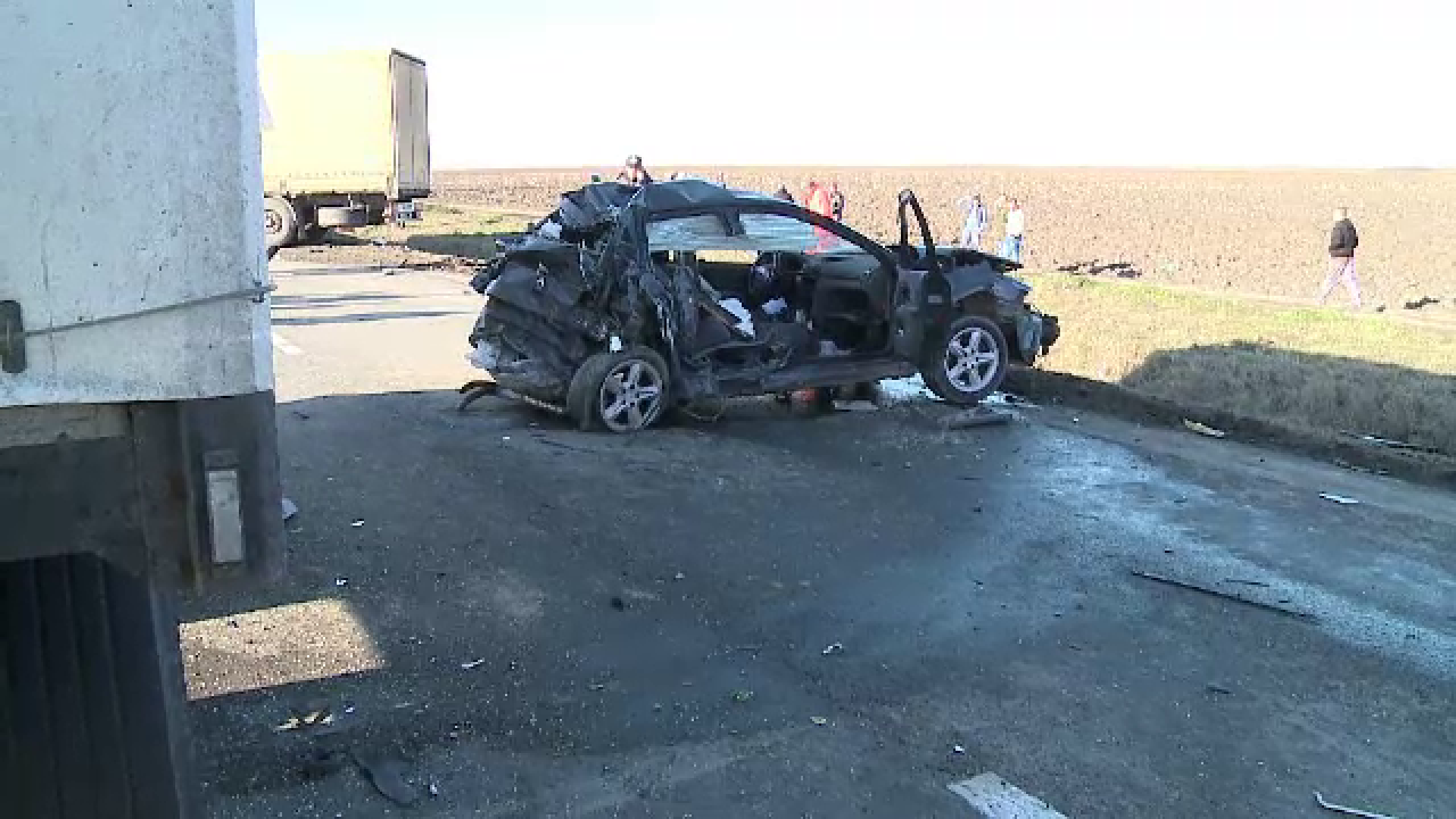 Un șofer de 19 ani a murit, după ce a încercat să depășească 3 TIR-uri