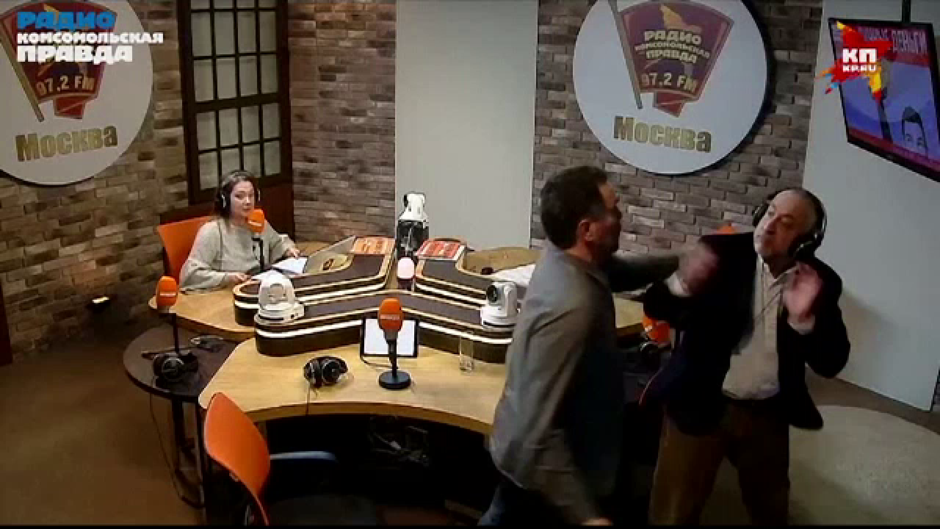 Doi jurnaliști s-au bătut în studioul unui post de radio din Moscova. VIDEO